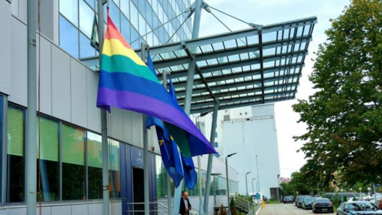 Hoti në “Javën e Krenarisë”: Në të gjitha ndërtesat qeveritare janë vendosur flamuj shumëngjyrësh, në mbështetje të barazisë dhe mosdiskriminimit
