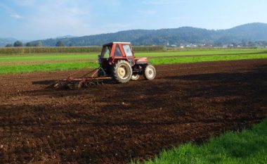 Vdes një person në Klinë, ishte duke punuar me traktor