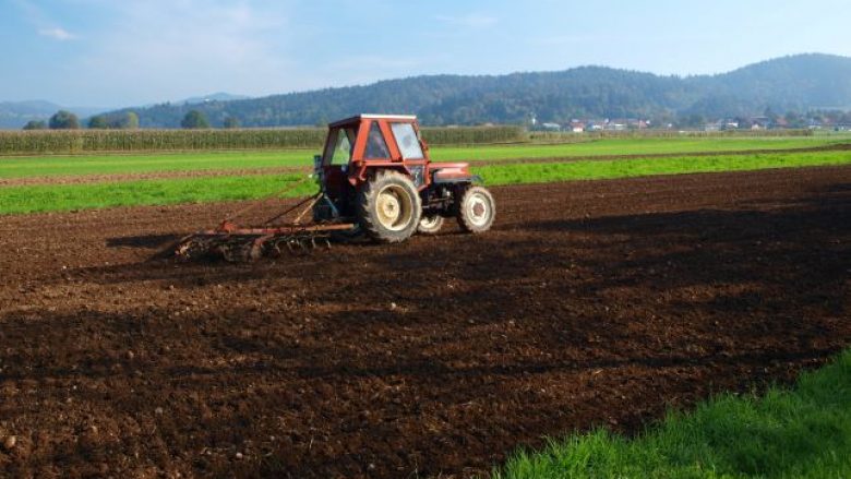 Vdes një person në Klinë, ishte duke punuar me traktor