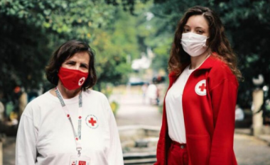 Maqedoni, vullnetarë të Kryqit të Kuq ndihmojnë në gjetjen e klinikës adekuate