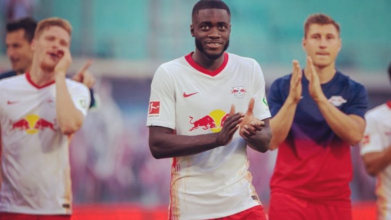 Carragher: Liverpooli duhet ta zëvendësojë Van Dijkun me Dayot Upamecanon në janar