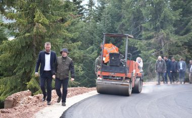 Abrashi dhe Muhaxheri përurojnë asfaltimin e rrugëve në Rugovë
