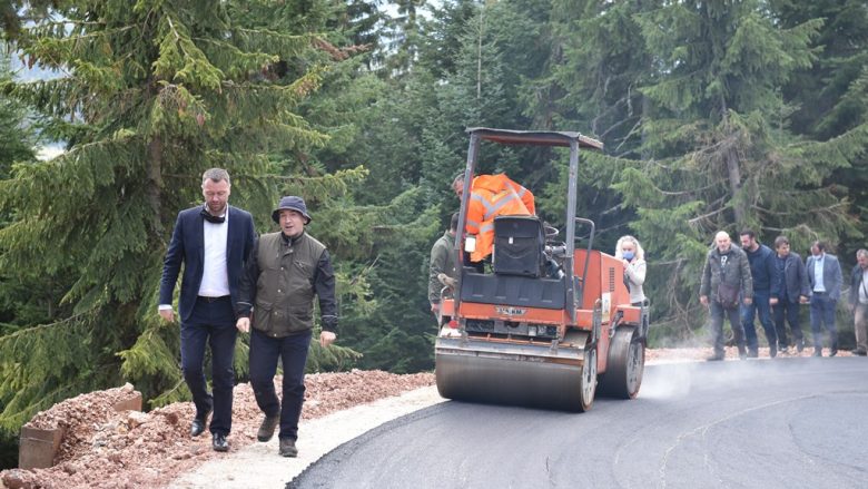 Abrashi dhe Muhaxheri përurojnë asfaltimin e rrugëve në Rugovë