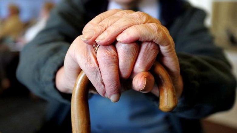 Afro gjysmë milioni euro pensione për persona të vdekur