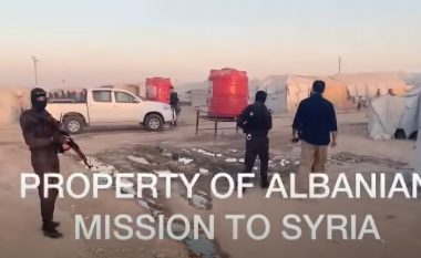 Momenti kur agjentët shqiptarë të anti-terrorit, nxjerrin fëmijët shqiptarë nga kampi Al Hawl në Siri