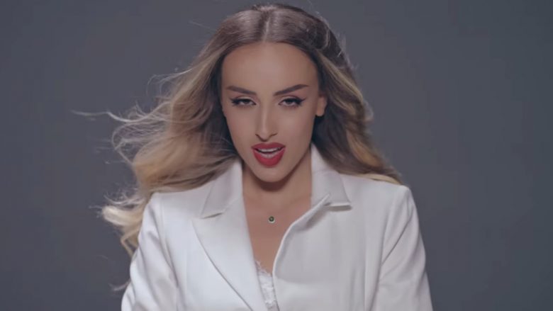 Aida Doçi publikon këngën e re “Rrena a Dashnia”