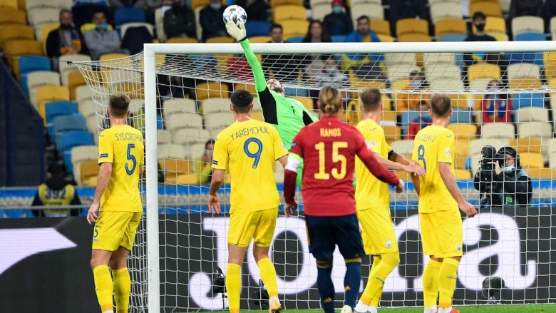 Notat e lojtarëve, Ukraina 1-0 Spanja: Portieri ukrainas Bushchan, lojtar i ndeshjes