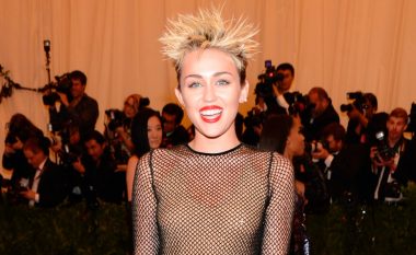 Dukjet më të mira të Miley Cyrus në tapetin e kuq ndër vite