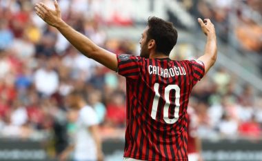 Calhanoglu ‘çmend’ Milanin me kërkesat e tij për kontratë të re