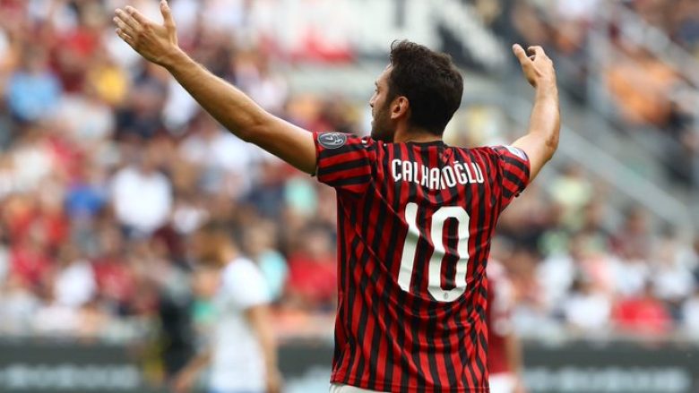 Calhanoglu ‘çmend’ Milanin me kërkesat e tij për kontratë të re