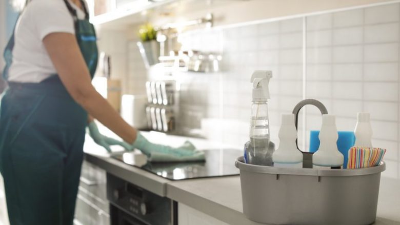Si të pastroni kuzhinën tuaj në mënyrën e duhur dhe të vrisni mikrobet