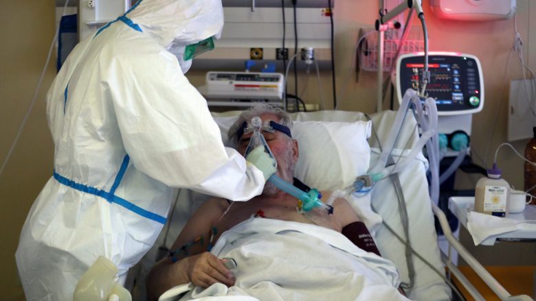 Dy në tre mjekë rusë thonë se vendi nuk është përgatitur për valën e dytë të pandemisë COVID-19