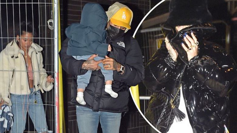 Rita Ora mbulon fytyrën nga paparacët, teksa fotografohet në orët e vona në shoqëri të Chris Brown dhe familjes së tij