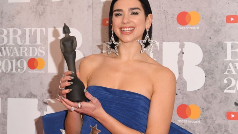 Dua Lipa po mbështet Biden në zgjedhjet presidenciale: Ai qëndroi me neve kur Kosova u ballafaqua me një katastrofë njerëzore