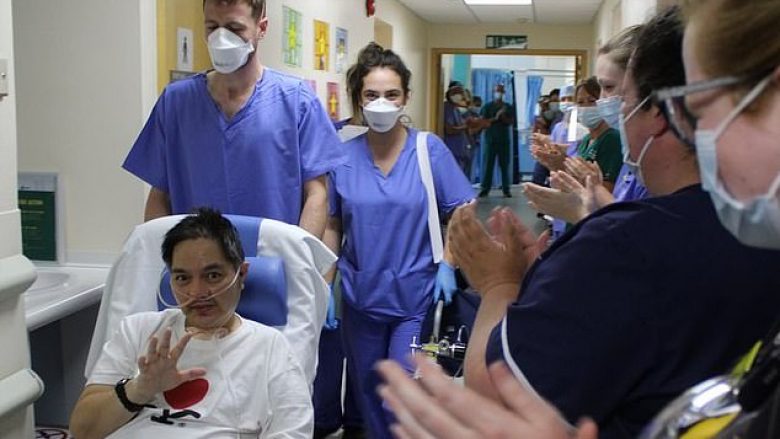 Para dy muajsh u largua nga spitali me duartrokitje, pasi “kishte mundur coronavirusin” – ndërron jetë 47 vjeçari në Angli