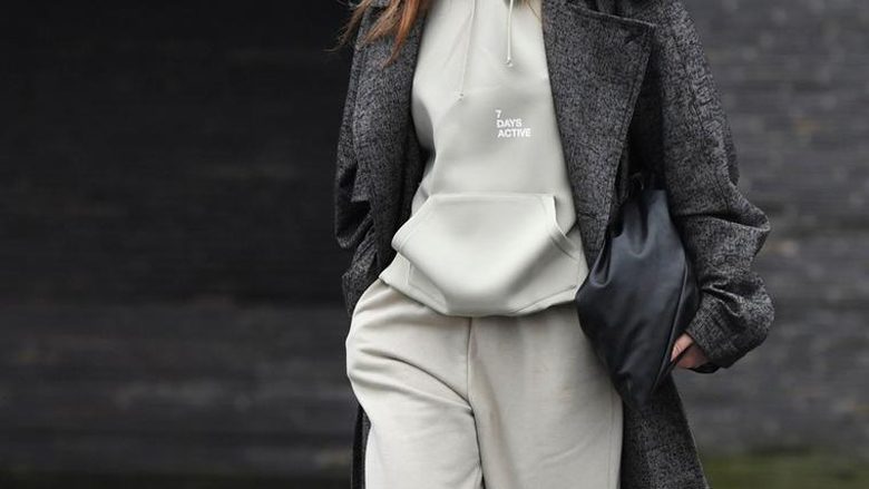 Rregullat janë për t’u thyer: Tuta + xhaketë është një trend që është përqafuar nga të gjitha femrat me stil!