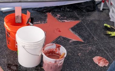 Pas diagnostikimit me coronavirus, vandalizohet përsëri ylli i Donald Trumpit në ‘Walk of Fame’