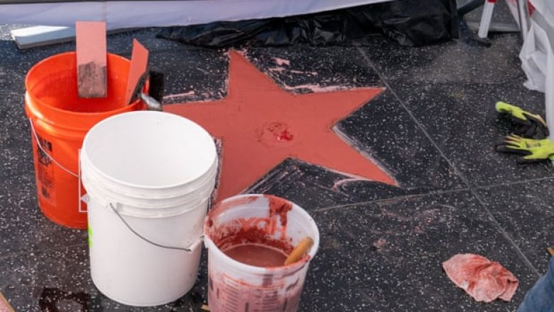 Pas diagnostikimit me coronavirus, vandalizohet përsëri ylli i Donald Trumpit në ‘Walk of Fame’