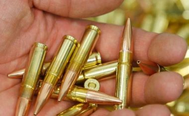 Hajvali, policia gjen armë e fishekë në çantën dhe veturën e të dyshuarit