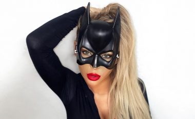 Fjolla Morina bëhet ‘Batman’ për Halloween