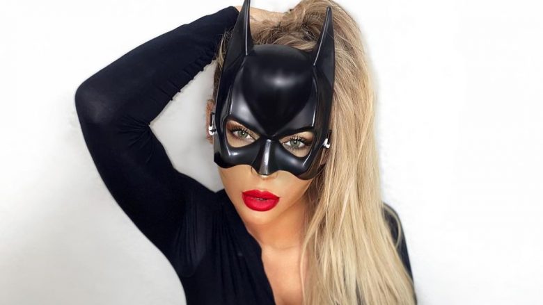 Fjolla Morina bëhet ‘Batman’ për Halloween