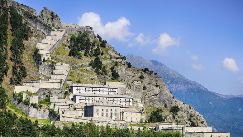 “Muri i madh i Alpeve”: Hidhjani një sy njërës ndër fortifikimeve më të mëdha të Evropës