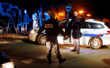 Nëntë persona të arrestuar pas sulmit të djeshëm në Paris, ku një i dyshuar ia preu kokën një mësuesi