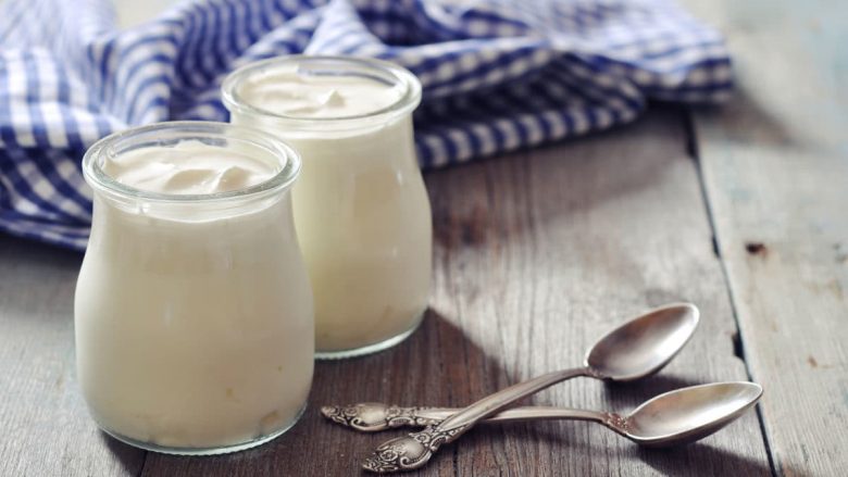 Filloni të hani jogurt çdo ditë! Ekziston shansi i madh që do të mund t’ju mbrojë nga një sëmundje e rrezikshme dhe malinje