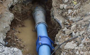 KRU Prishtina: Mbesin pa ujë të pijshëm ‘Rruga B’, ‘Muharrem Fejza’ dhe ‘Holger Petersen’ – dëmtohet gypi nga një kompani