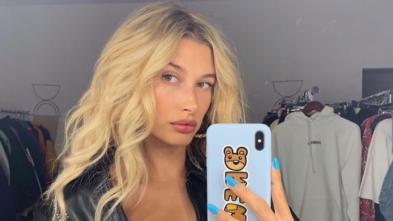 Hailey Bieber shfaq strukturën e saj natyrale të lëkurës