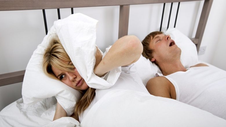 Tri këshilla për të fjetur me dikë që gërhet