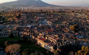 Turistja i kthen objektet e vjedhura në Pompei, beson se po e “mallkonin”