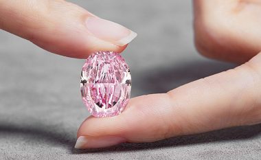 Diamanti rrallë rozë do të dal në ankand, vlerësohet rreth 38 milionë dollarë