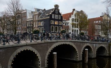 Amsterdami përdor fuqinë e luleve për rrugë më të sigurta
