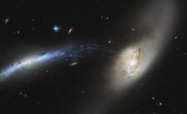 Si një ujëvarë – foto nga Hubble tregon një galaktikë duke “thithur” yje të tjera