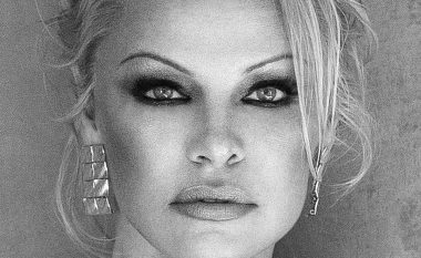 Pamela Anderson flet për shtimin në peshë gjatë karantinës