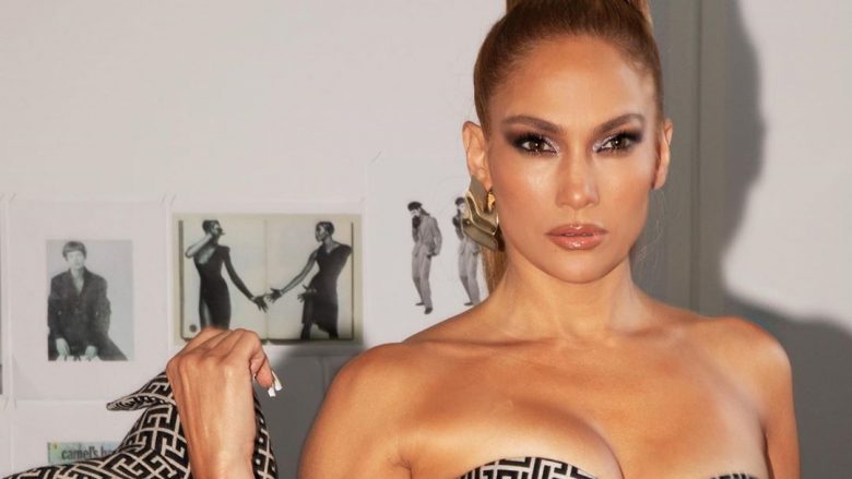 Jennifer Lopez duket shik në Paris Fashion Week