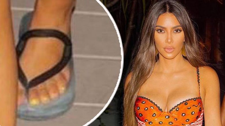 Fansat dyshojnë se Kim Kardashian gënjen kur thotë se nuk i ka gjashtë gishtërinj në këmbën e majtë – fotografitë e reja nxisin spekulimet