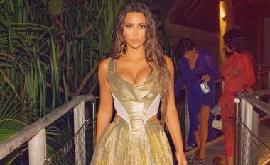 Kim Kardashian kritikohet që e konsideroi modeste festën luksoze në ishullin privat