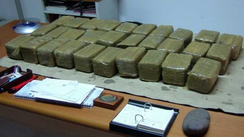 Kokainë, heroinë e rreth 50 mijë euro, arrestohet shqiptari në Itali brenda laboratorit të drogës