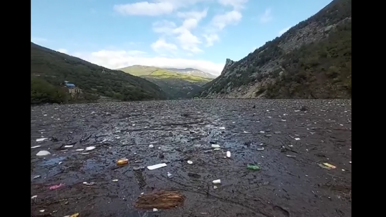 Reshjet e shiut bllokojnë Liqenin e Komanit nga mbeturinat