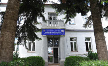 Komuna shpërndanë për herë të parë bursa për 100 studentët e Dragashit