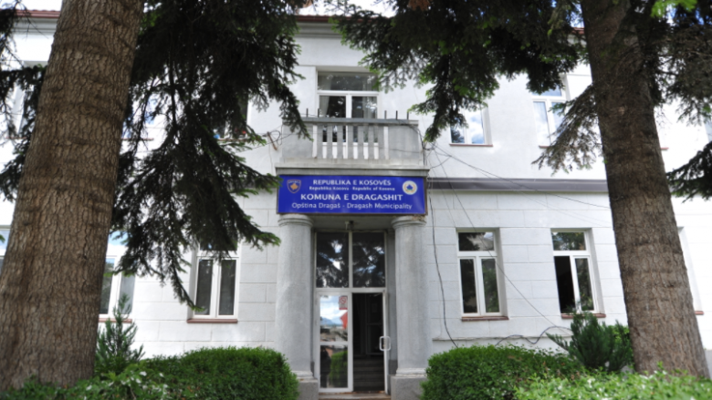 Komuna shpërndanë për herë të parë bursa për 100 studentët e Dragashit