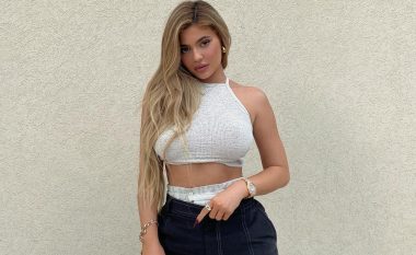 Kylie Jenner josh me format trupore në setin e ri fotografik