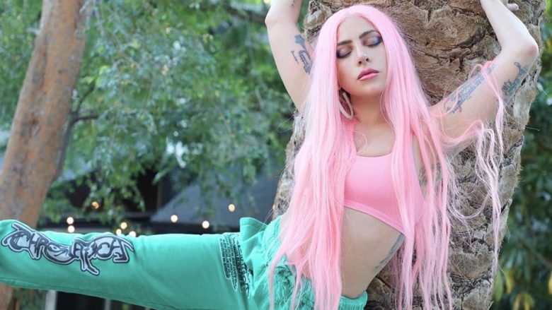 Lady Gaga me plot kurajo provon të ngjitet në shkëmbinj të rrezikshëm