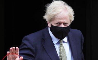 Kryeministri britanik vendos manshetat e këmishës së tij në mënyrën e gabuar