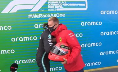 Me rastin e barazimit të rekordit, djali i Schumacher ia dhuroi Hamiltonit një helmetë të babait