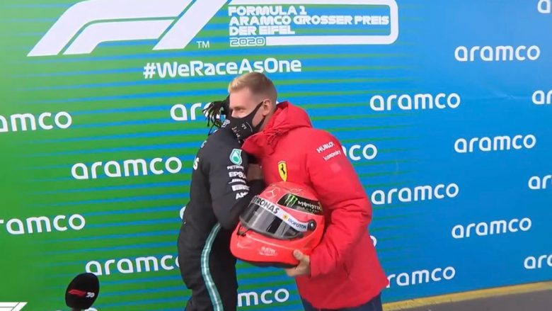 Me rastin e barazimit të rekordit, djali i Schumacher ia dhuroi Hamiltonit një helmetë të babait