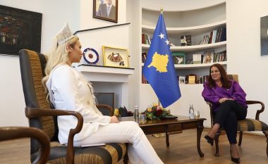 Vlora Dumoshi mirëpret në takim “Miss Universe Kosovën”, Blerta Veselin