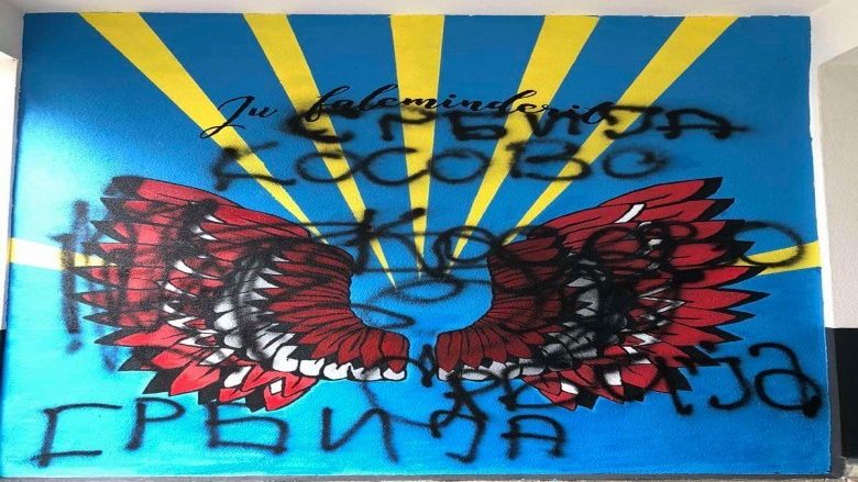 Dëmtohet murali në shkollën e Bujanocit, shkruhet “Kosova është Serbi”